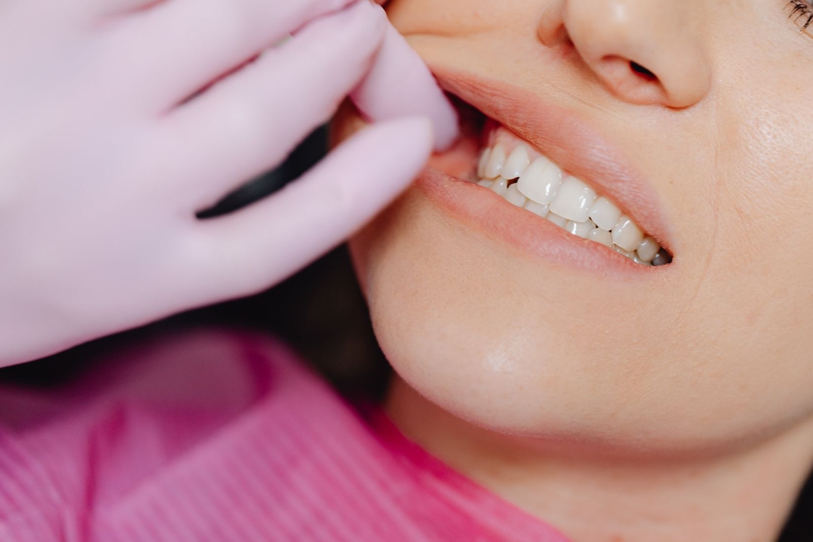 Tükürüğün dişleri asitlere karşı koruması ve ağız içi dengenin sağlanmasındaki rolünü gösteren görsel