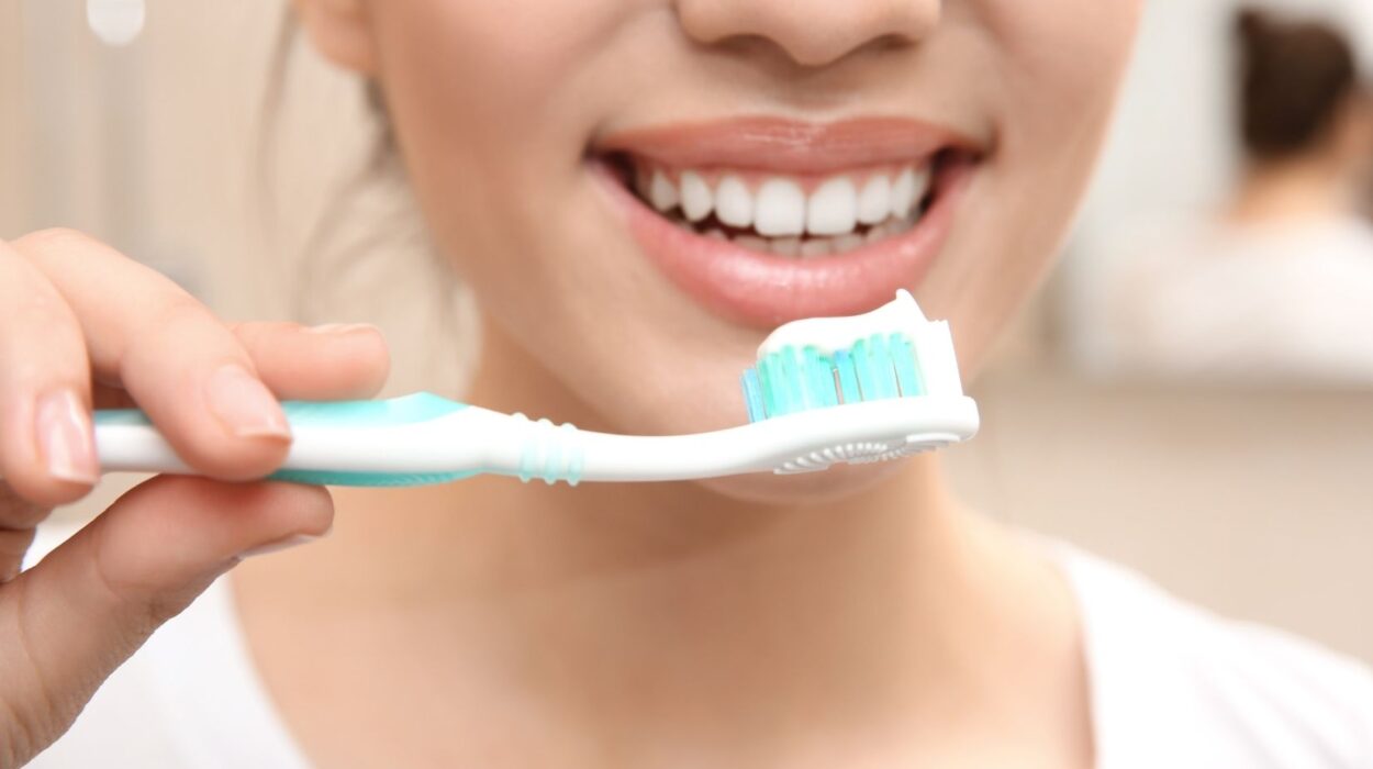 Doğru diş fırçalama tekniği ile diş ve diş eti sağlığının korunmasını gösteren ağız bakım uygulaması