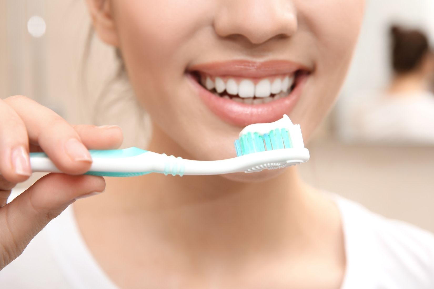 Doğru diş fırçalama tekniği ile diş ve diş eti sağlığının korunmasını gösteren ağız bakım uygulaması