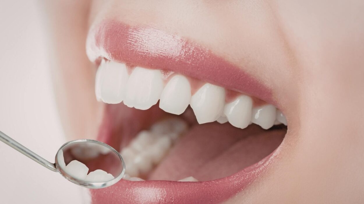 Soğuk ve sıcak uyaranlara karşı diş hassasiyeti yaşayan bireyde diş ve diş eti yapısının gösterimi