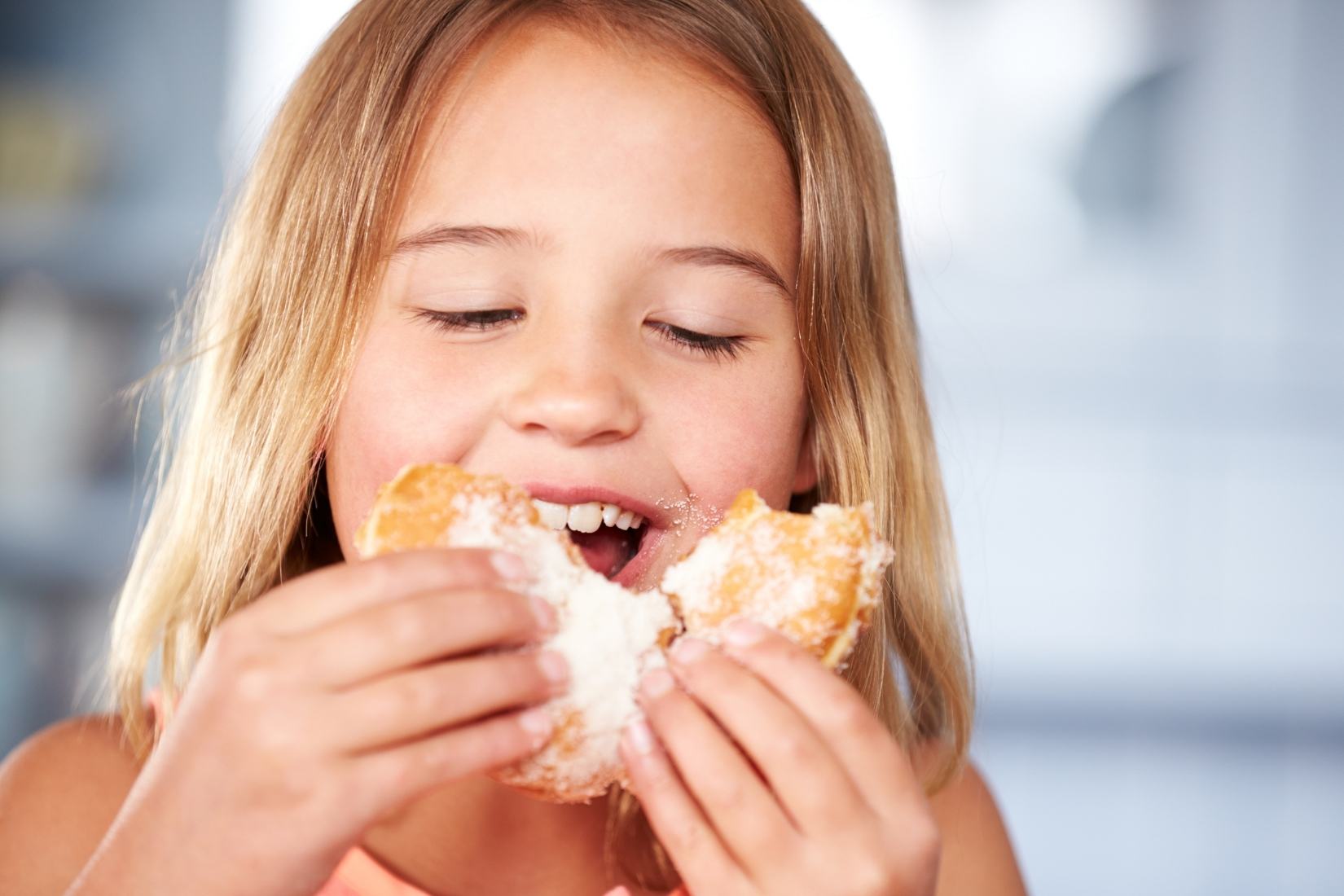 Şekerli ve asitli gıdaların diş minesinde aşınma ve çürük oluşumuna etkisini gösteren ağız sağlığı görseli