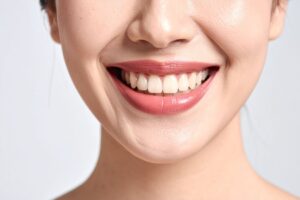 Diş fırçalama ve diş ipi kullanımı gibi günlük ağız bakım alışkanlıklarını gösteren ağız hijyeni görseli