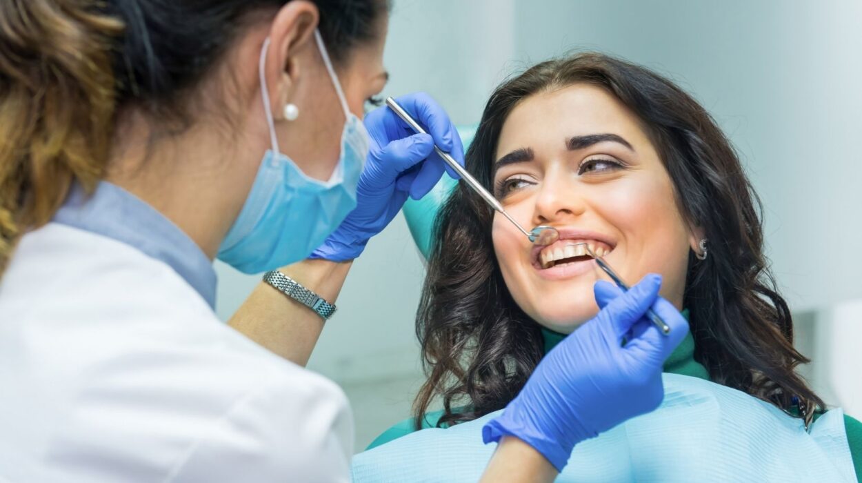 Periodontal hastalığa bağlı diş eti ve çene kemiği değişimlerini gösteren diş hekimliği görseli.