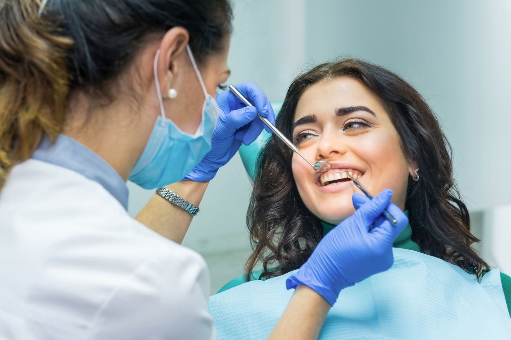 Periodontal hastalığa bağlı diş eti ve çene kemiği değişimlerini gösteren diş hekimliği görseli.