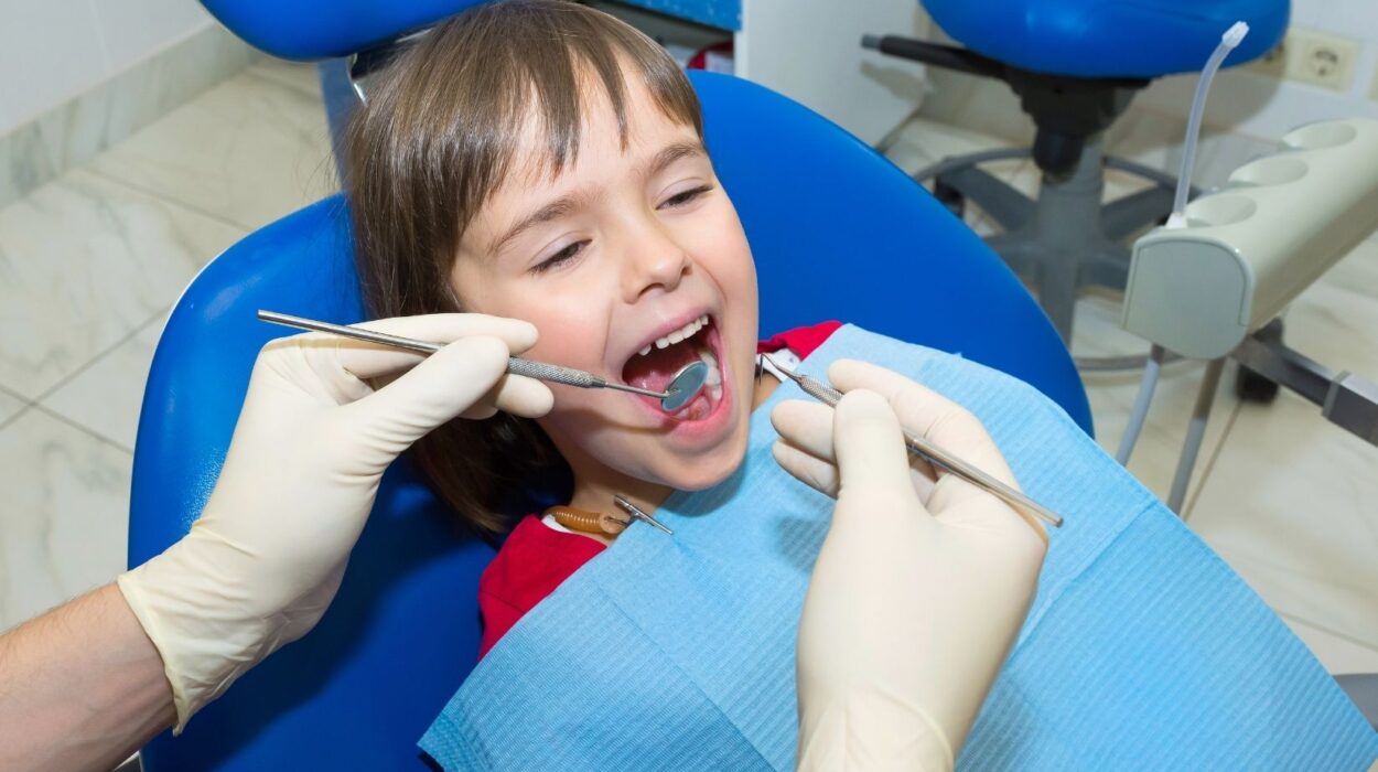 Çocukta MIH nedeniyle renk değişikliği ve mine yapısı farklılığı bulunan daimi azı ve kesici dişlerin klinik değerlendirmesi.