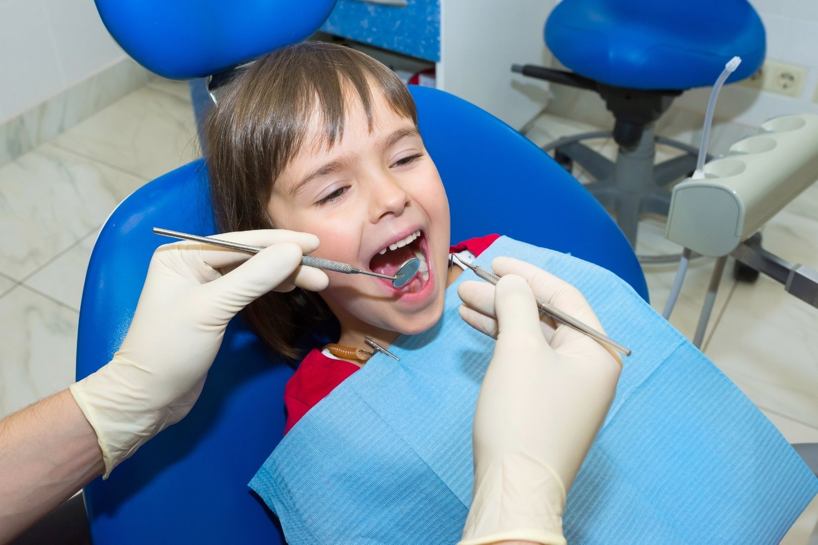 Çocukta MIH nedeniyle renk değişikliği ve mine yapısı farklılığı bulunan daimi azı ve kesici dişlerin klinik değerlendirmesi.